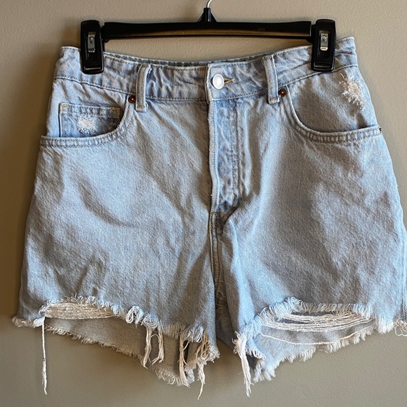 H&M Light Wash Distressed Denim Shorts (Size 6) - Picture 3 of 6